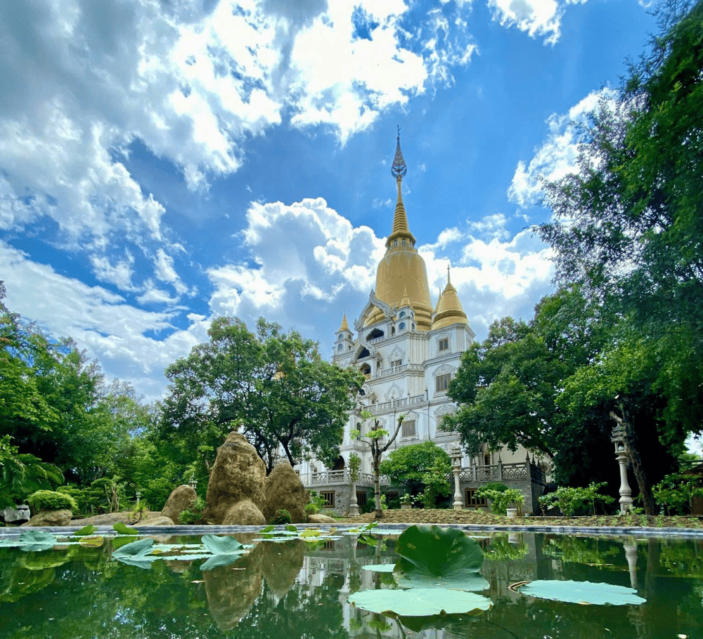 Khuôn viên chùa rộng lớn, được bao phủ bởi những tán cây xanh mát, tạo không gian thanh tịnh và yên bình (Nguồn: Tổ Đình Bửu Long Fanpage)